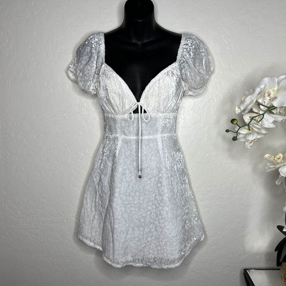 Here Comes The Sun Puff Sleeve String Tie Bust Textured Floral Dress In White S - Picture 2 of 7